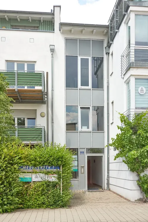 Der Hauseingang der Praxis von der Medererstraße aus