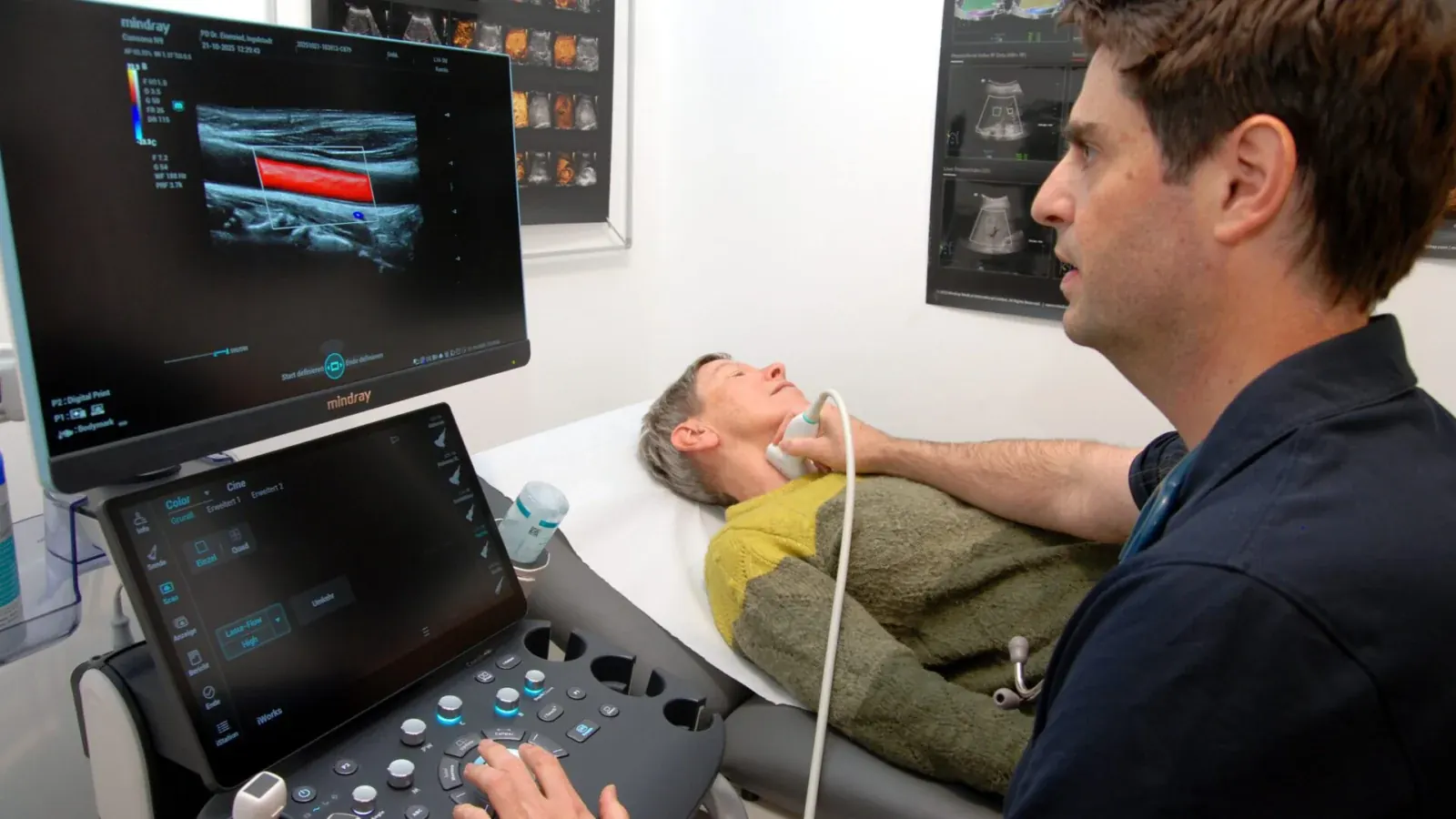 PD Dr. Eisenried bei einer Ultraschalluntersuchung der Halsgefäße, die Gefäßdarstellung ist auf dem Monitor zu sehen