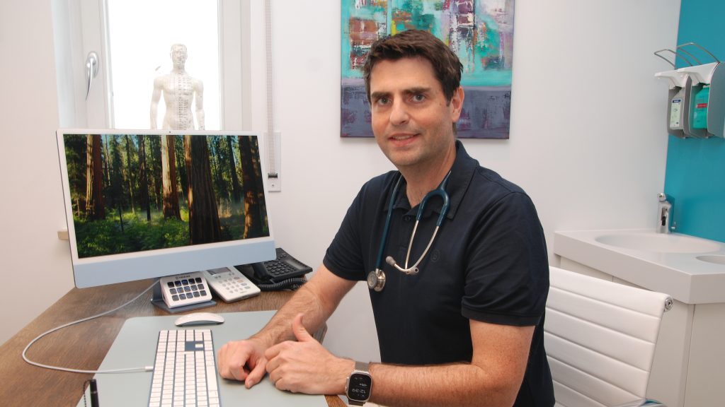 Herr Dr. Eisenried an seinem Schreibtisch