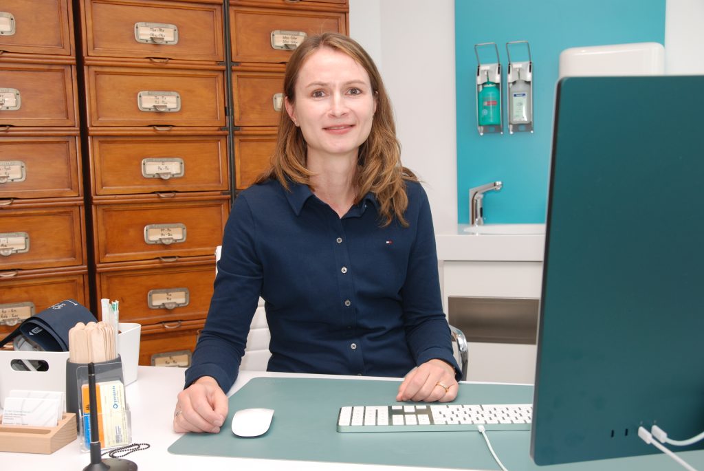 Frau Dr. Eisenried an ihrem Schreibtisch