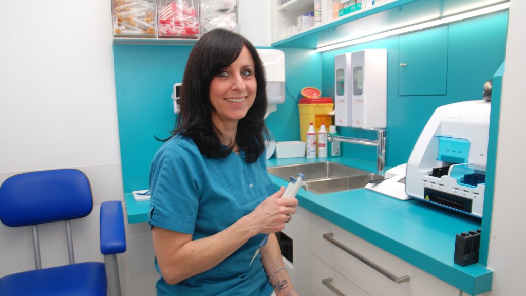 Eine Mitarbeiterin bereitet einen Labor-Schnelltest vor