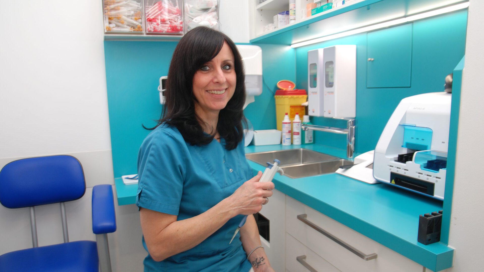 Eine Mitarbeiterin bereitet einen Labor-Schnelltest vor