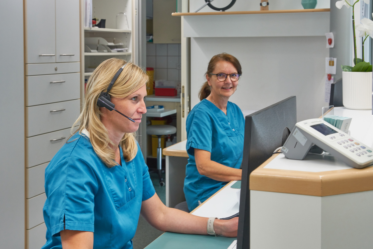 Mitarbeiterinnen helfen bei der Erstellung elektronischer Rezepte durch Telefonberatung