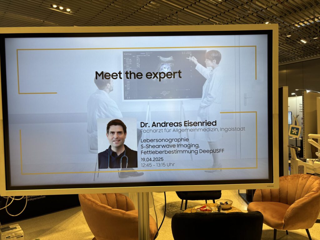 Bildschirm am Messestand mit der Ankündigung „Meet the expert“ von PD Dr. Andreas Eisenried