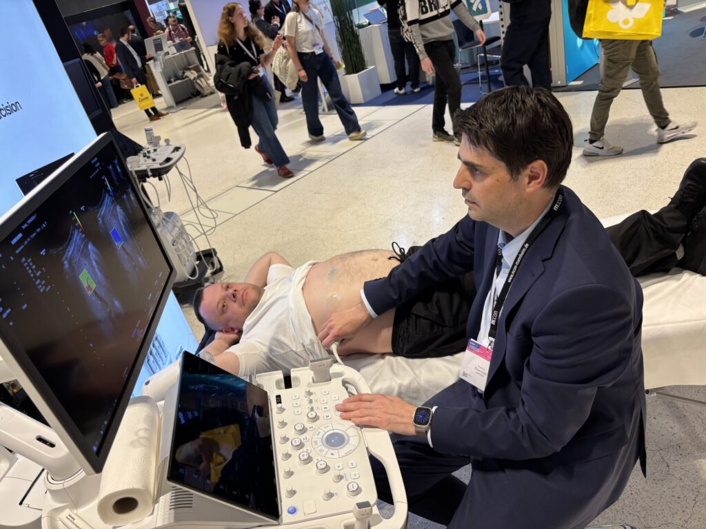 PD Dr. Andreas Eisenried führt am Messestand eine Ultraschalluntersuchung der Leber durch